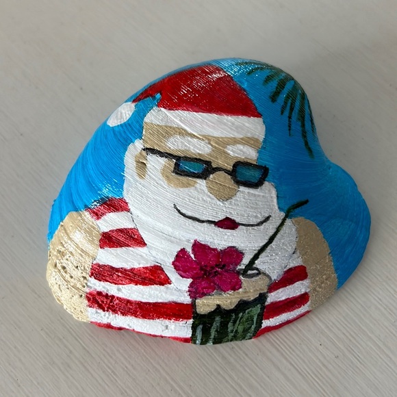 Coastal Santa Clam Shell Paperweight - Picture 1 of 1